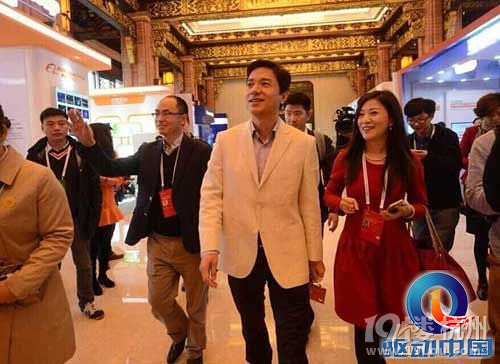 乌镇穿越:李彦宏成网络钢铁侠遭粉丝围堵-线