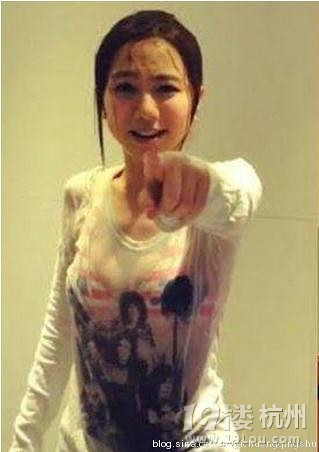 邓紫棋演唱会抛胸露乳性感演出尽显豪放(图)-桃