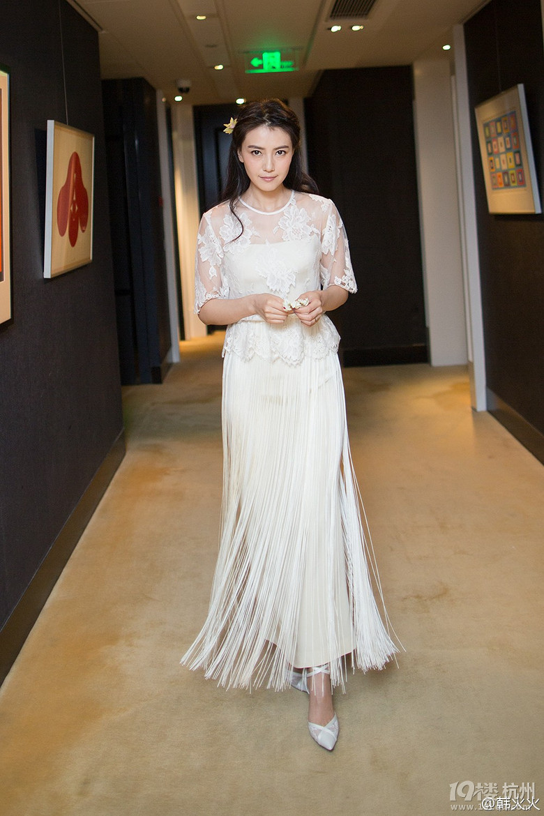 高圆圆赵又廷北京办答谢宴新娘再秀惊艳造型蔡