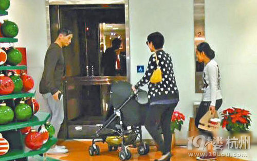 陳豪攜孕妻為兒買童裝 寶寶腿長嬰兒車兜不住