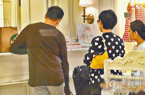 陳豪攜孕妻為兒買童裝 寶寶腿長嬰兒車兜不住