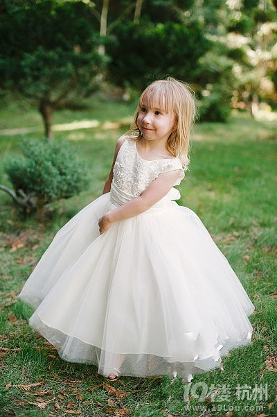 为你的婚礼花童<em>梳个</em>萌萌哒的<em>发型</em>吧-谈婚说嫁