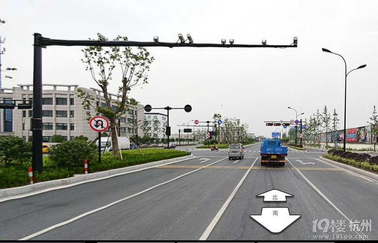 左转没路又不可以掉头,直行被拍了,和交警讲理