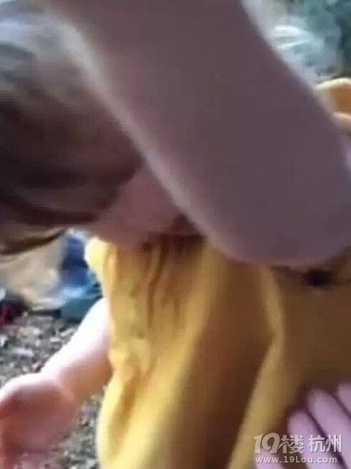 2歲小女孩看到蜘蛛在身上爬，不但不怕，反應(yīng)還超萌！ 