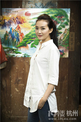 晴格格王艳携子拍电影球球干农活受虐-八卦