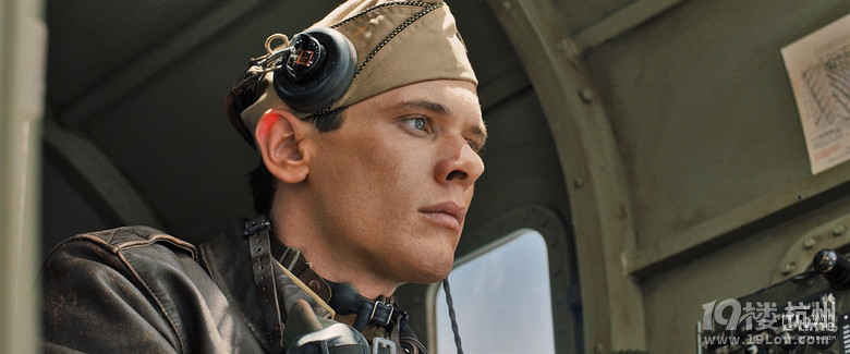 《坚不可摧》曝中文海报朱莉二度执导90后男