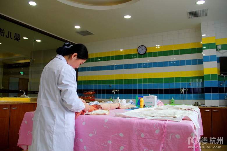 <em>表姐生了</em>个儿子,看<em>小孩</em>第一次洗澡,忍不住拍了