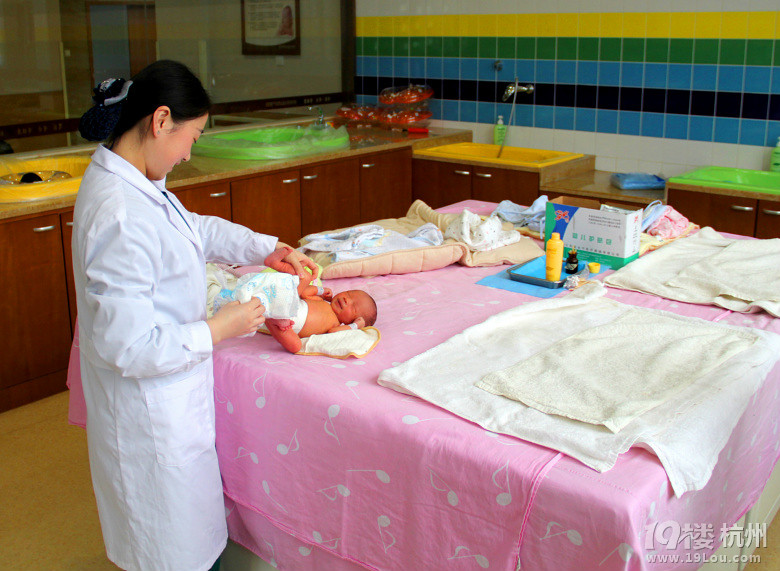 <em>表姐生了</em>个儿子,看<em>小孩</em>第一次洗澡,忍不住拍了