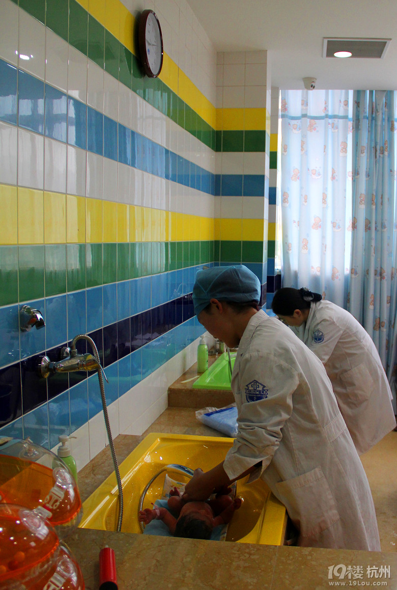 <em>表姐生了</em>个儿子,看<em>小孩</em>第一次洗澡,忍不住拍了