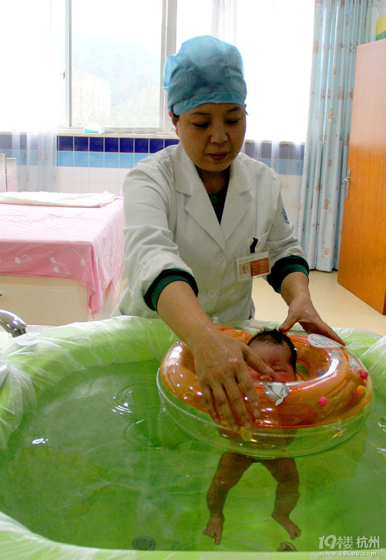 <em>表姐生了</em>个儿子,看<em>小孩</em>第一次洗澡,忍不住拍了