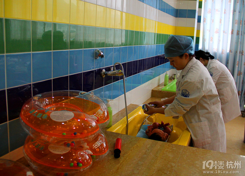 <em>表姐生了</em>个儿子,看<em>小孩</em>第一次洗澡,忍不住拍了