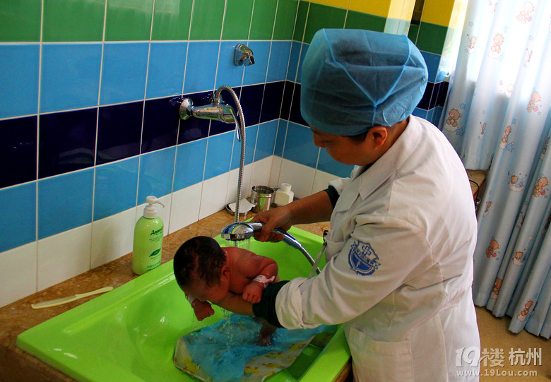 <em>表姐生了</em>个儿子,看<em>小孩</em>第一次洗澡,忍不住拍了