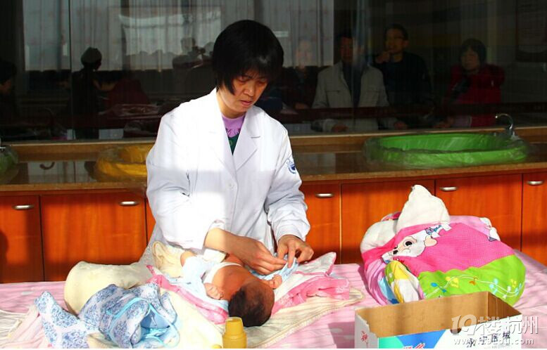 <em>表姐生了</em>个儿子,看<em>小孩</em>第一次洗澡,忍不住拍了