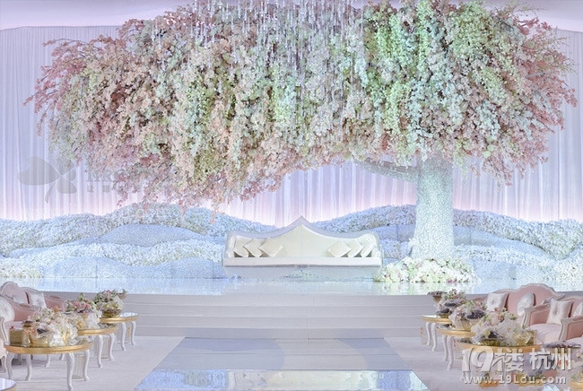 春季婚禮上的垂吊花藝裝飾靈感~