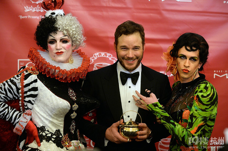 星爵 获哈佛戏剧社年度男性奖遭香艳伪娘左右