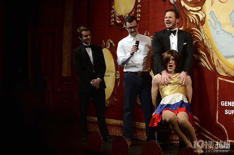 "星爵"获哈佛戏剧社年度男性奖遭香艳伪娘左右夹击内衣外穿展-其他-电影陪审团-杭州19楼