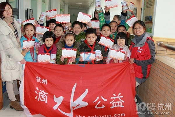 2015.1.30杭州行知小学三(5)班回收爱心储蓄罐