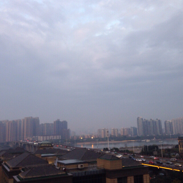 傍晚的福州,下过雨,有一抹晚霞-手机随手拍-杭