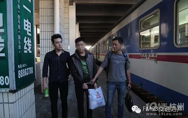 男子廣場上用手機(jī)游戲誘拐 小孩不哭不鬧被抱走【圖】