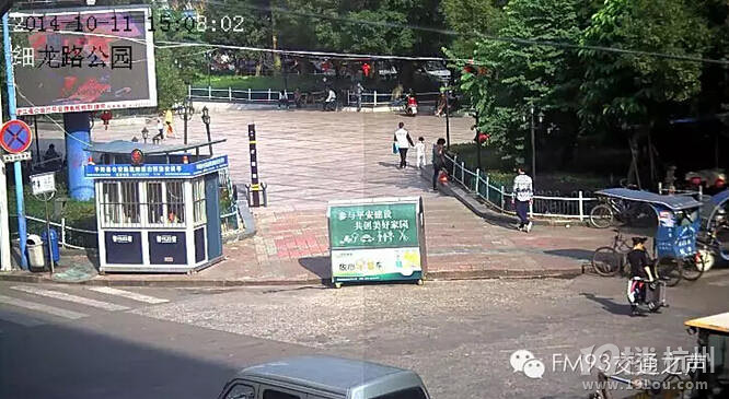 男子廣場上用手機(jī)游戲誘拐 小孩不哭不鬧被抱走【圖】