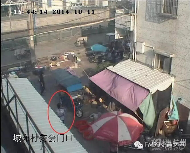 男子廣場上用手機(jī)游戲誘拐 小孩不哭不鬧被抱走【圖】