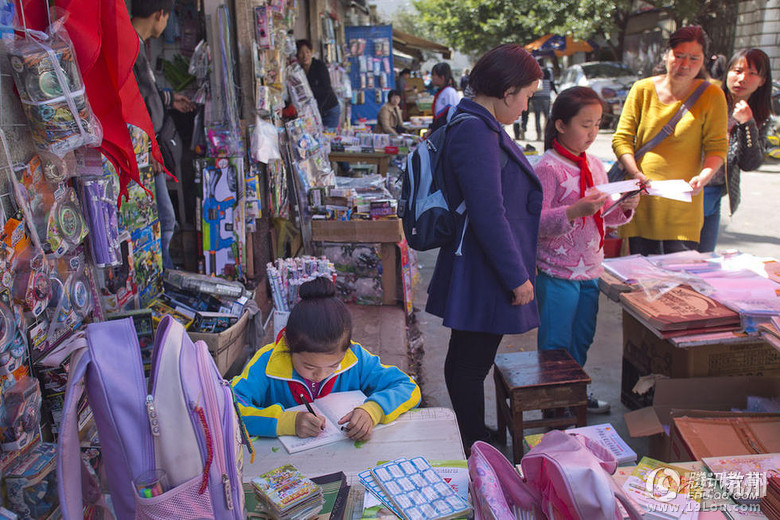 小學午休無人管 學生泡公園跪地寫作業(yè)