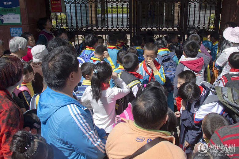 小學午休無人管 學生泡公園跪地寫作業(yè)