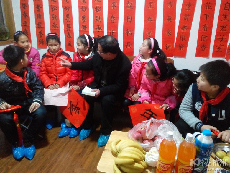 杭州市九蓮小學(xué)五（1）中隊迎春假日小隊  別有情趣的樓道新年