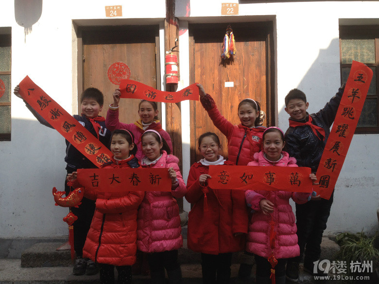 杭州市九蓮小學(xué)五（1）中隊迎春假日小隊  別有情趣的樓道新年