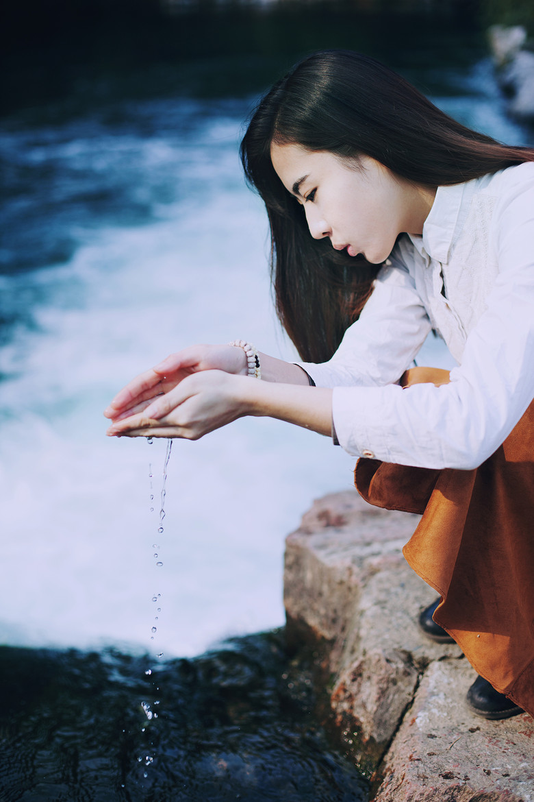 照影摘花花似面
