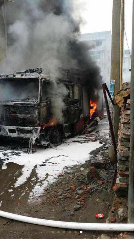 大溪消防队救火时烧了自己车没法救-手机随手