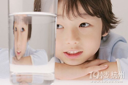 孩子不愛喝水怎么辦？七招試試看！