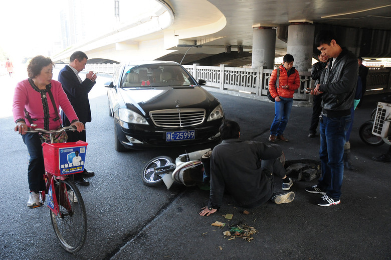《电动车小轿车相撞 男子坚持要叫救护车》-我