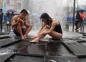 ��Ů����Ȫ��ˮ��ϴ��10���ӣ�