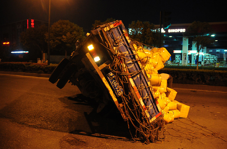 《轉(zhuǎn)彎太急，一車堵漏劑側(cè)翻》