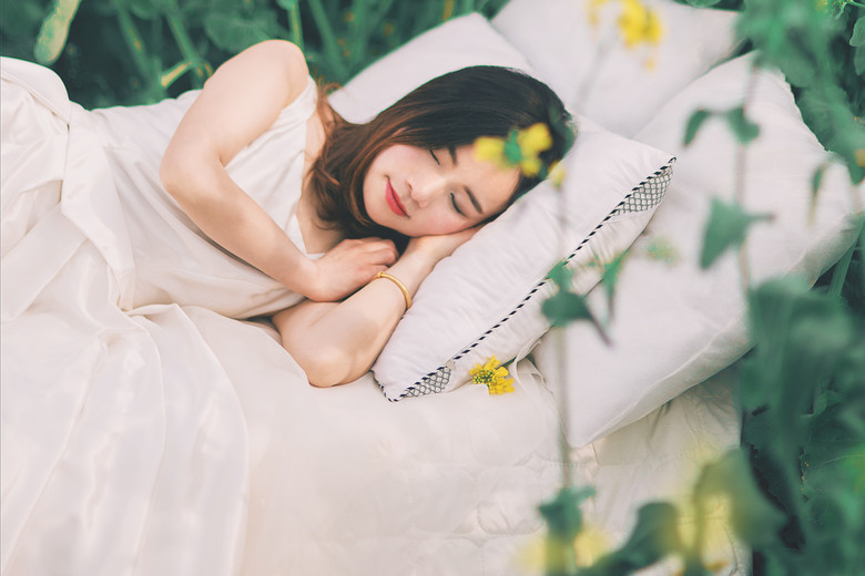 花田夢(mèng)境，油菜花開的時(shí)候我把床搬過去了。