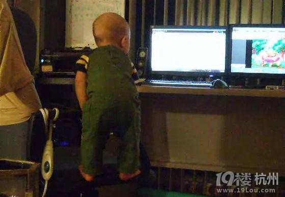 9个月大宝宝为了看动画片竟做起引体向上 -XO