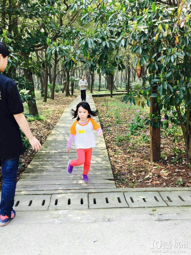 幼儿园几位妈妈组织的亲子互动活动很有趣哦!