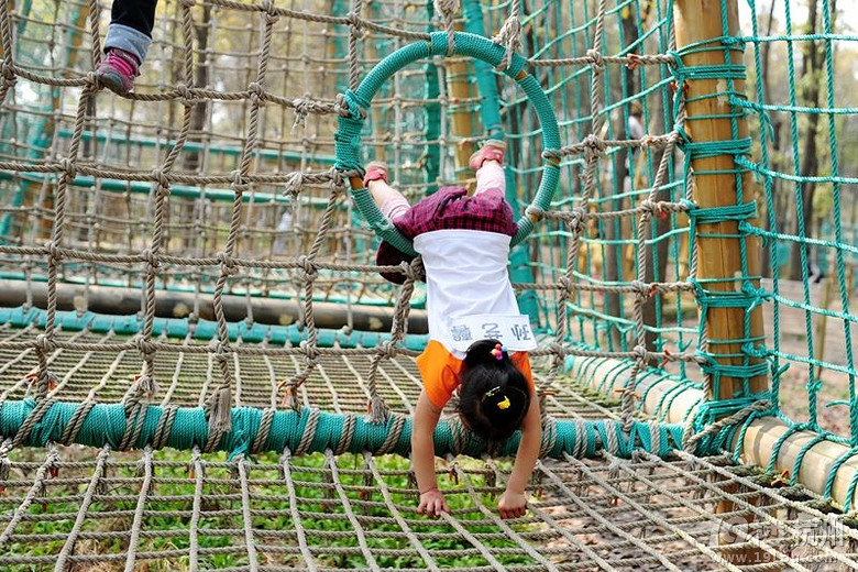 幼儿园几位妈妈组织的亲子互动活动很有趣哦!