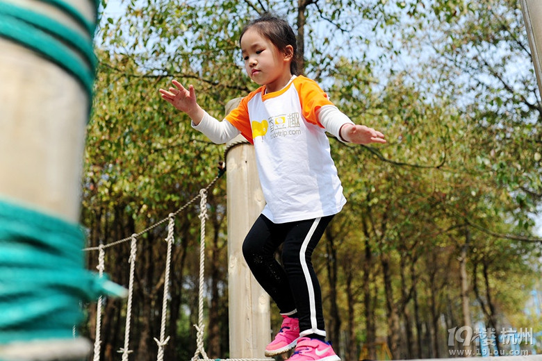 幼儿园几位妈妈组织的亲子互动活动很有趣哦!