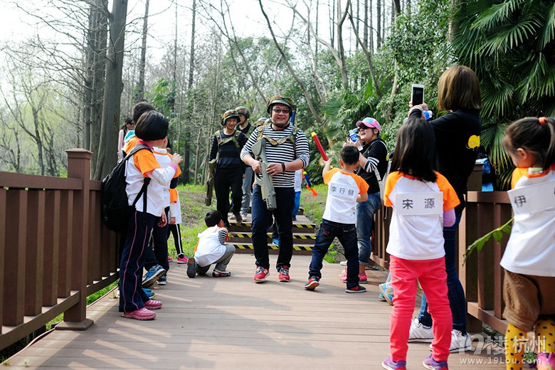 幼儿园几位妈妈组织的亲子互动活动很有趣哦!