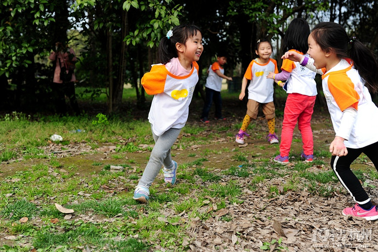 幼儿园几位妈妈组织的亲子互动活动很有趣哦!