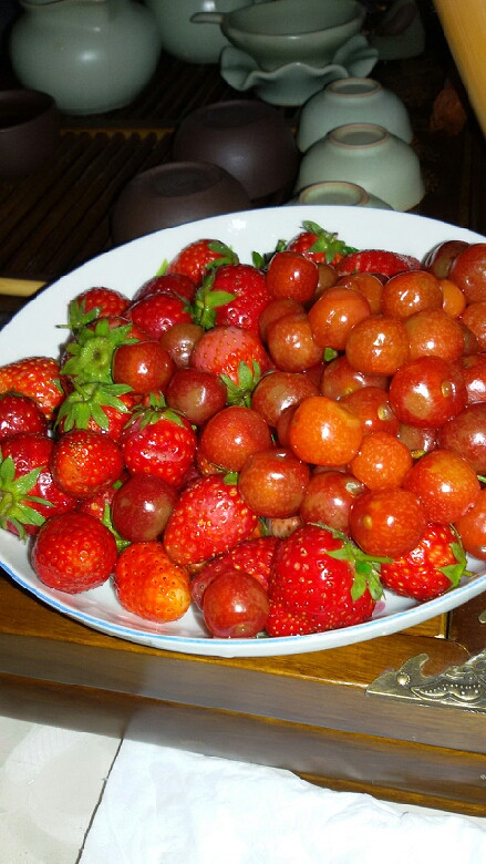 今年第一次去摘草莓,虽然黑小个,-手机随手拍-