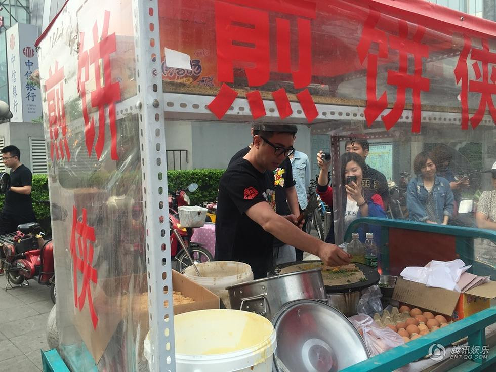 大鹏惊现街头卖煎饼 疑为《煎饼侠》造势-电影