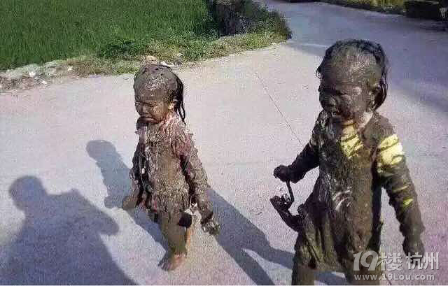 這兩妞母親節(jié)都這么不省心��！