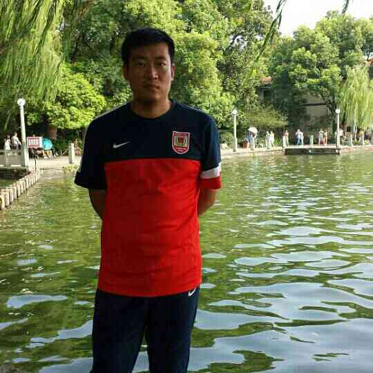 82年山东人,身高一米九十,运动员出身,由