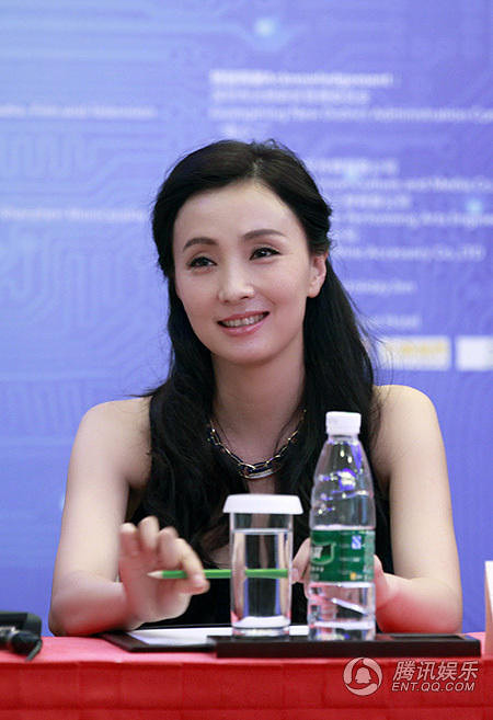 陶虹亮相鼓励青年创作人 透露将圆导演梦