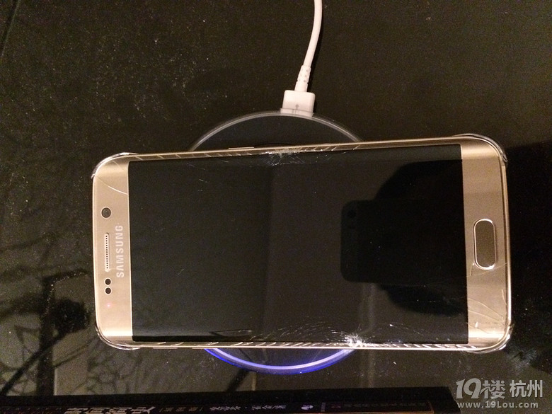 三星S6 Edge购买有风险, 使用三星原装无线充