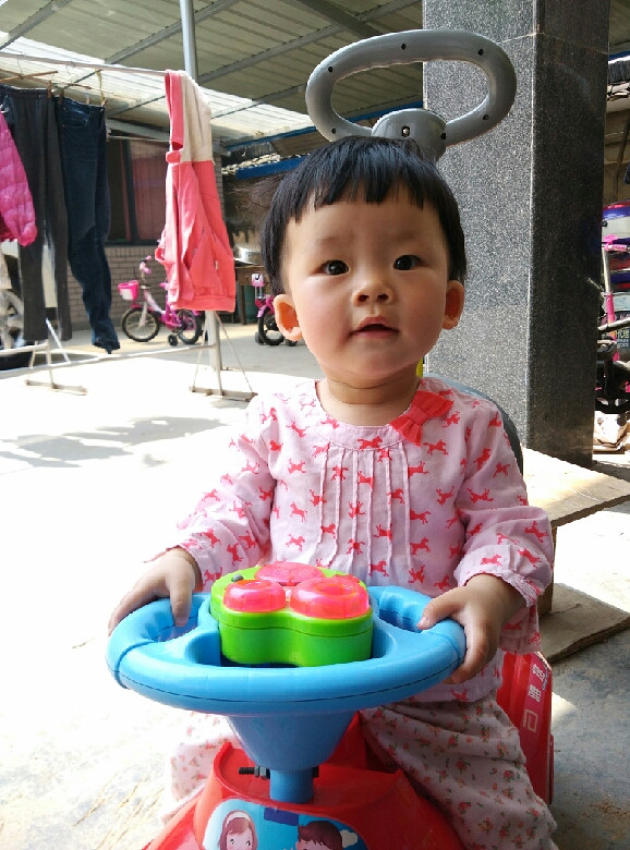 <em>不肯剪头发</em>的<em>孩子</em>啊,哭惨了-手机随手拍-杭州1