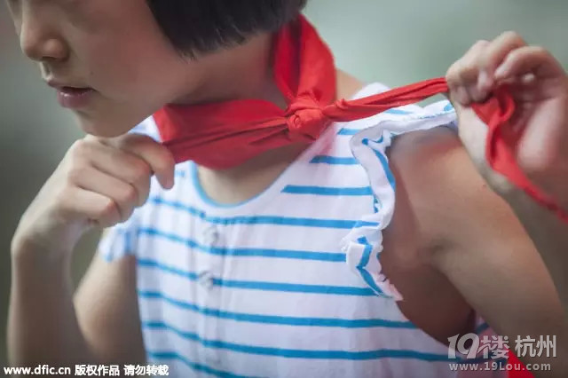 女生改卷太粗心 老师拽红领巾拖行 -教育时讯-